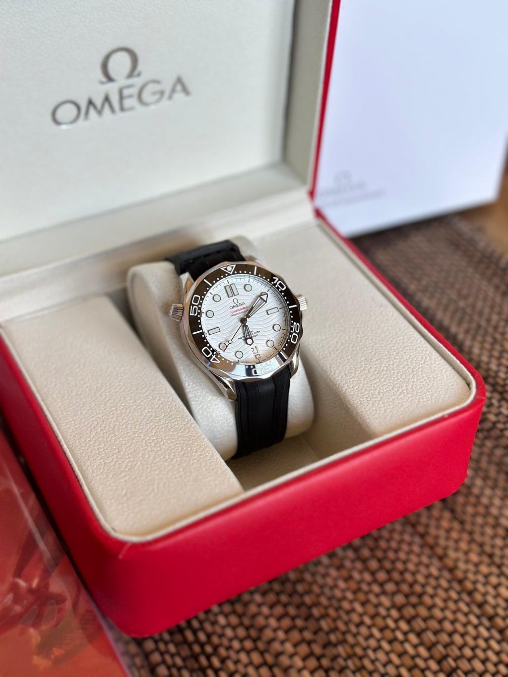 Omega Seamaster Diver 300M White Dial 42 mm Rubber Strap