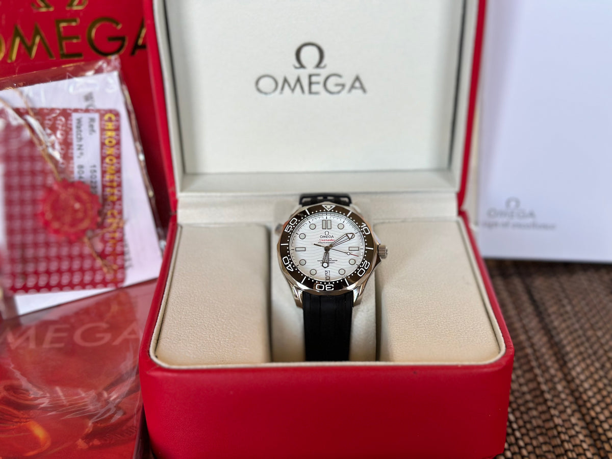 Omega Seamaster Diver 300M White Dial 42 mm Rubber Strap